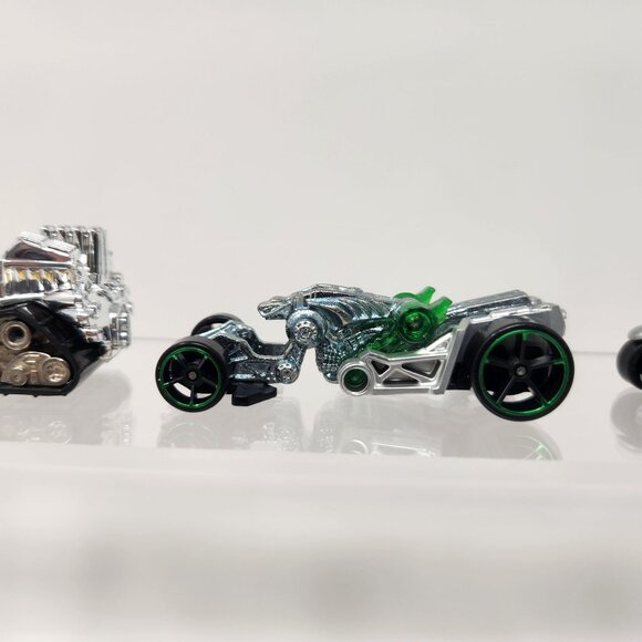 Lot of (9) Hot Wheels Diecast Cars 1996-2022 1/64 (g2) - Picture 4 of 11